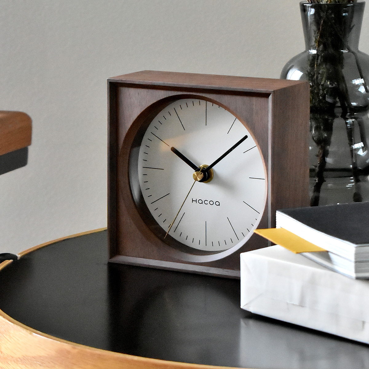 上品なデザインのレトロモダンな木製時計