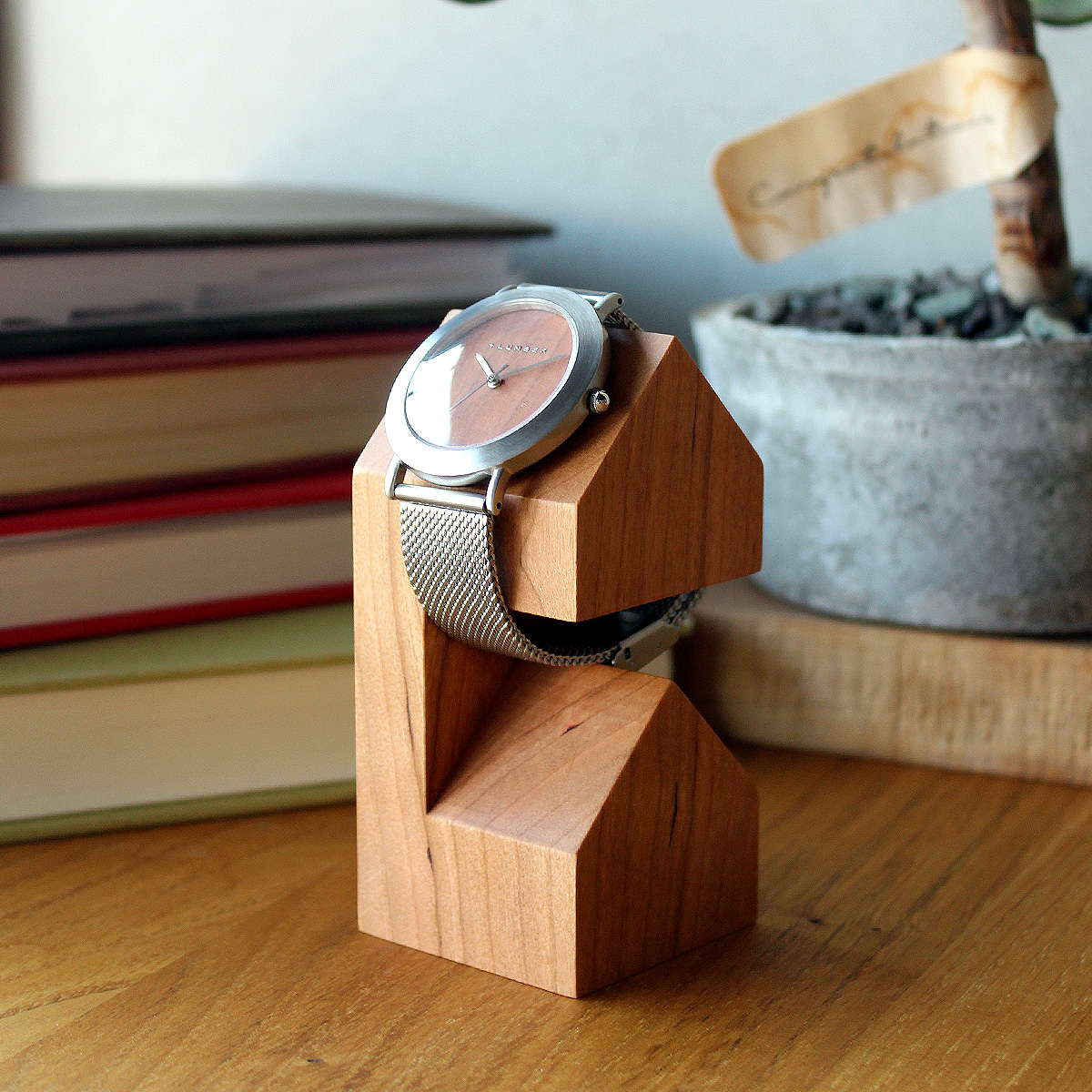 腕時計をしている彼には木製ウォッチスタンド