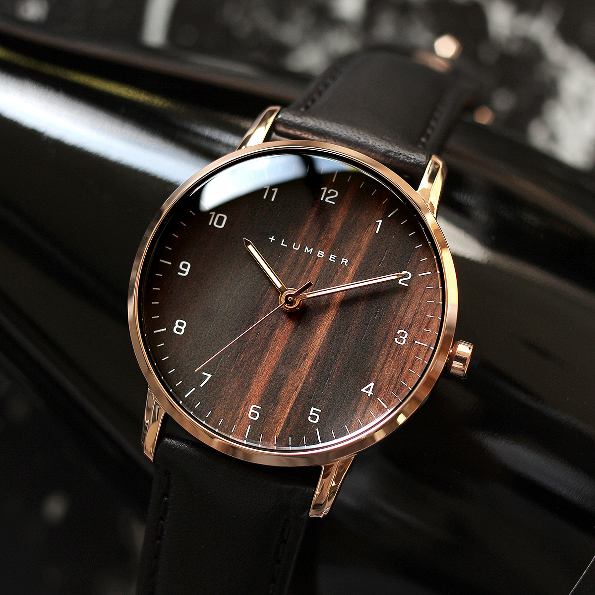 ファッションのアクセントに高級感ある木製腕時計
