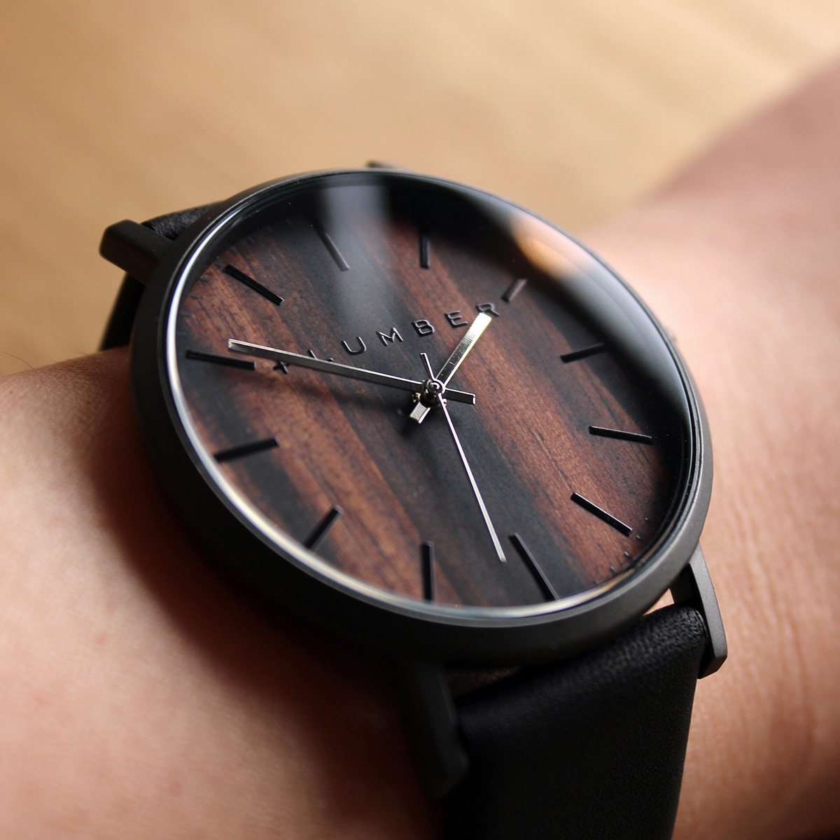 ナチュラルなファッションにも合う木製腕時計