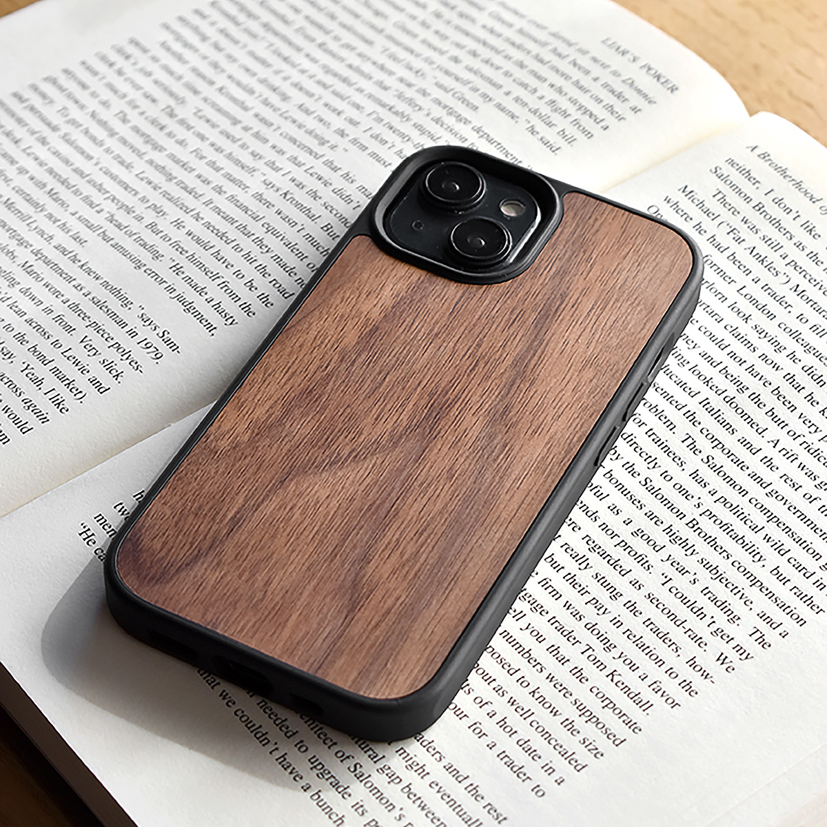 シンプルなデザインで人気の木製iPhoneケース