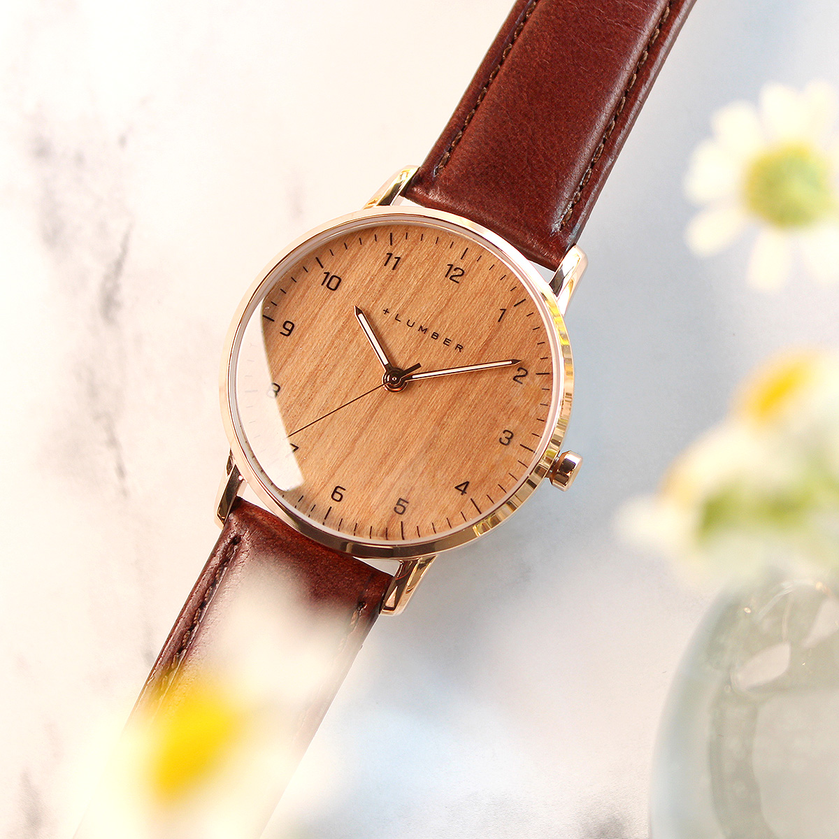毎日使える木製腕時計は、シンプルなデザイン