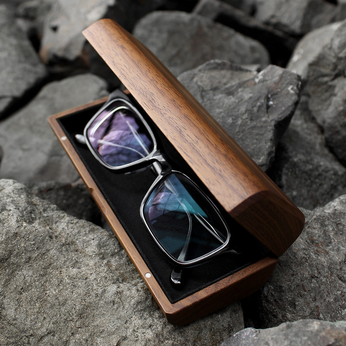 大切なメガネを優しく保管できる上質な木製メガネケース