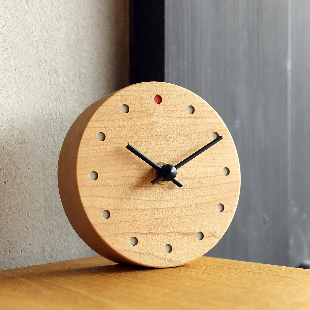 無垢の木材を使った温もりあふれる木製時計