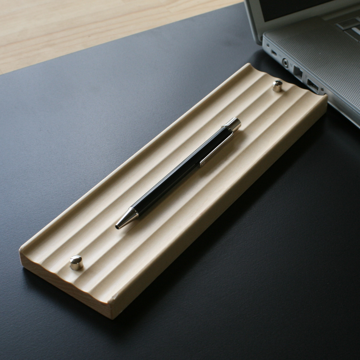 Hacoaブランド25周年限定復刻アイテム木製ペントレイ「Pen Tray」