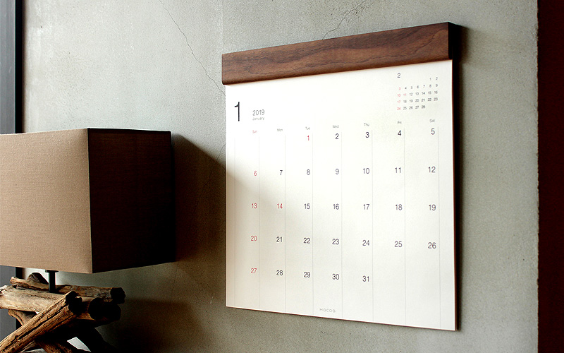 インテリアに馴染む壁掛け木製カレンダー