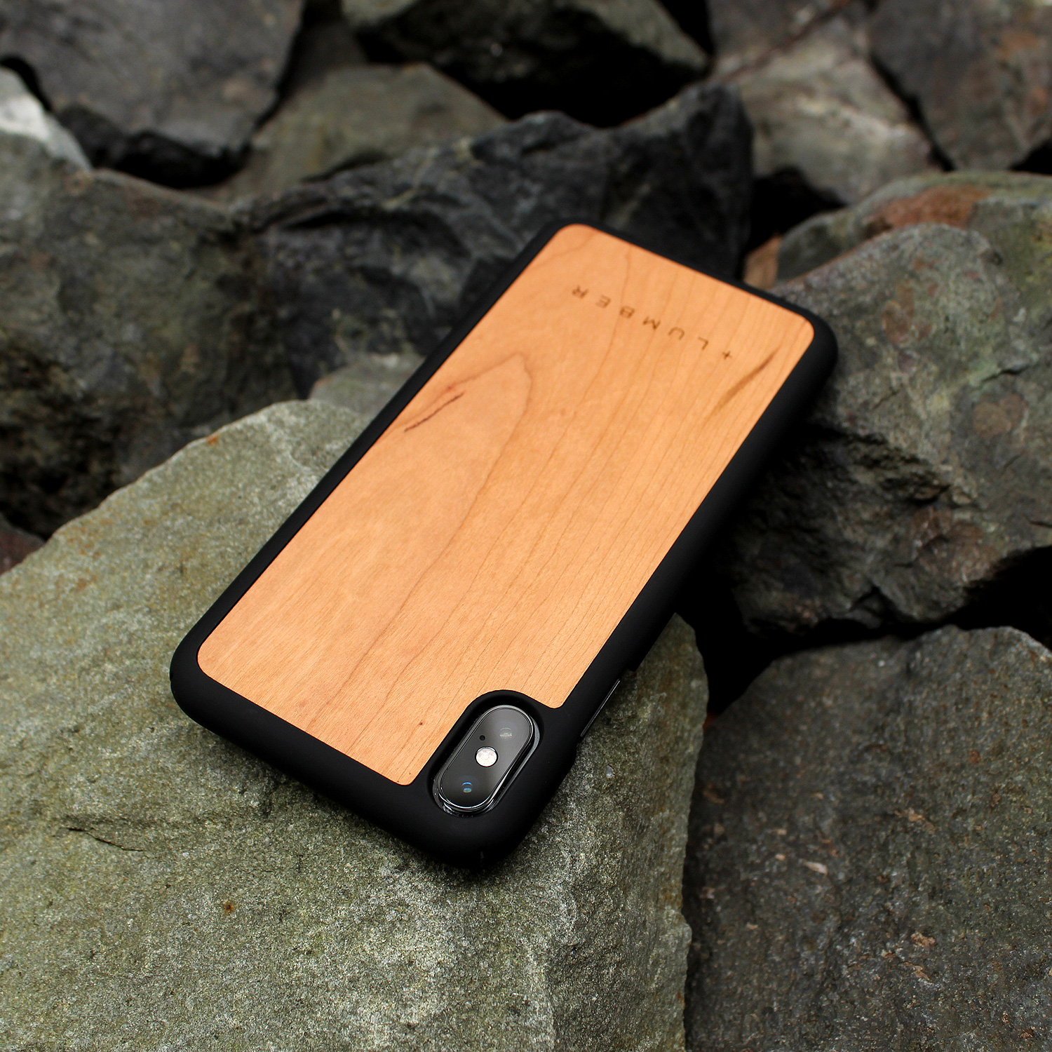 丈夫なハードケースと天然木を融合したiPhone XR専用木製ケース