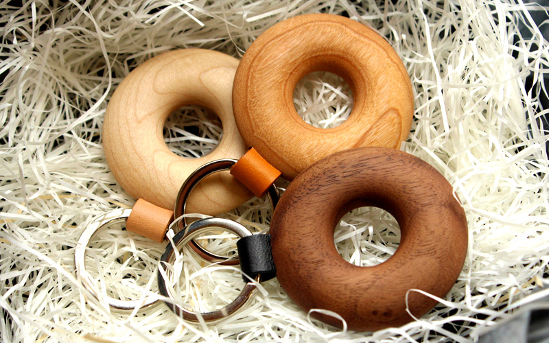 【名入れ可】指に馴染む輪っか型のおしゃれな木製キーホルダー「Keyholder Hoop」