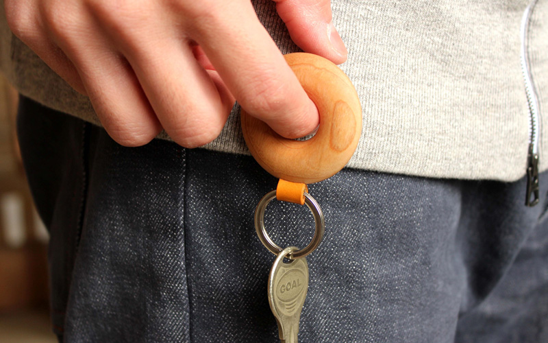 【名入れ可】指に馴染む輪っか型のおしゃれな木製キーホルダー「Keyholder Hoop」