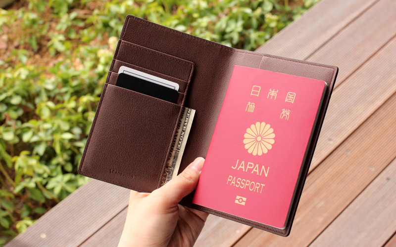 取り出しやすく、シンプルな使い心地のパスポートホルダー 「CONNIE Plain Passport Holder」