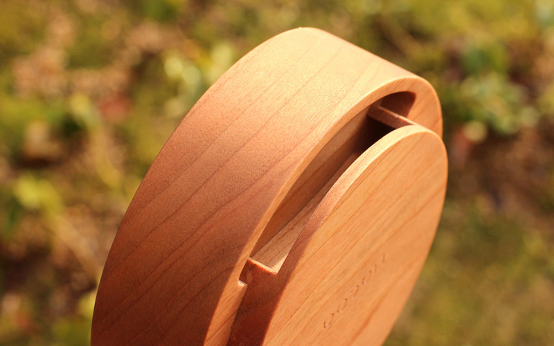 木塊を削り出した、シンプルな無電源スピーカースタンド「Wooden Speaker Drum」にチェリーが追加。