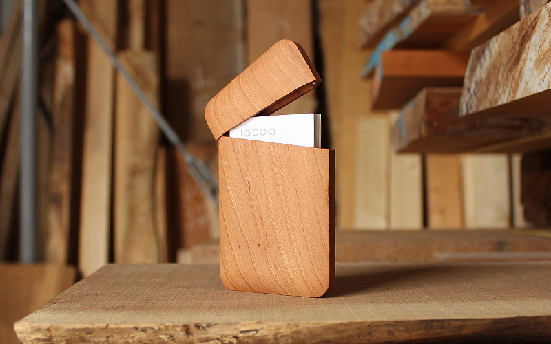 木製なのにスリムで美しいおしゃれなデザインのカードケース。磁石を使用しているので不用意にフタが開く事がありません。