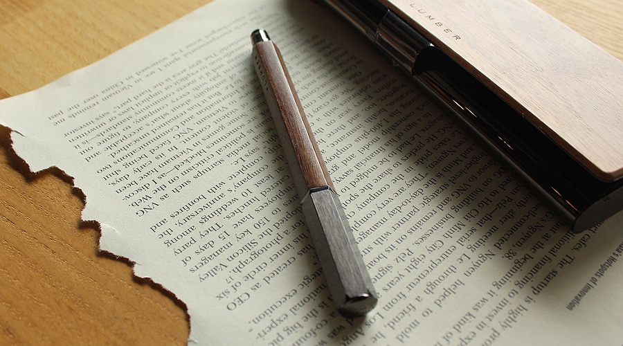 アルミニウムから削り出したボディに銘木をプラスしたおしゃれな木製万年筆。