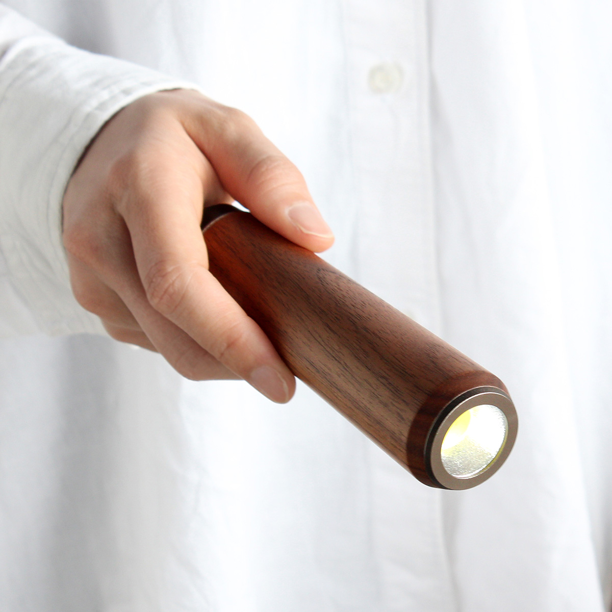 やさしい手触りで温もりをプラス。 木製LED懐中電灯「LED HANDY LIGHT」