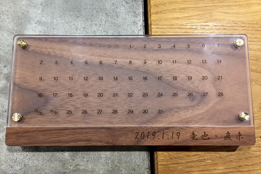 お客様のご愛用品-木製万年カレンダー「DeskCalendarEternal」