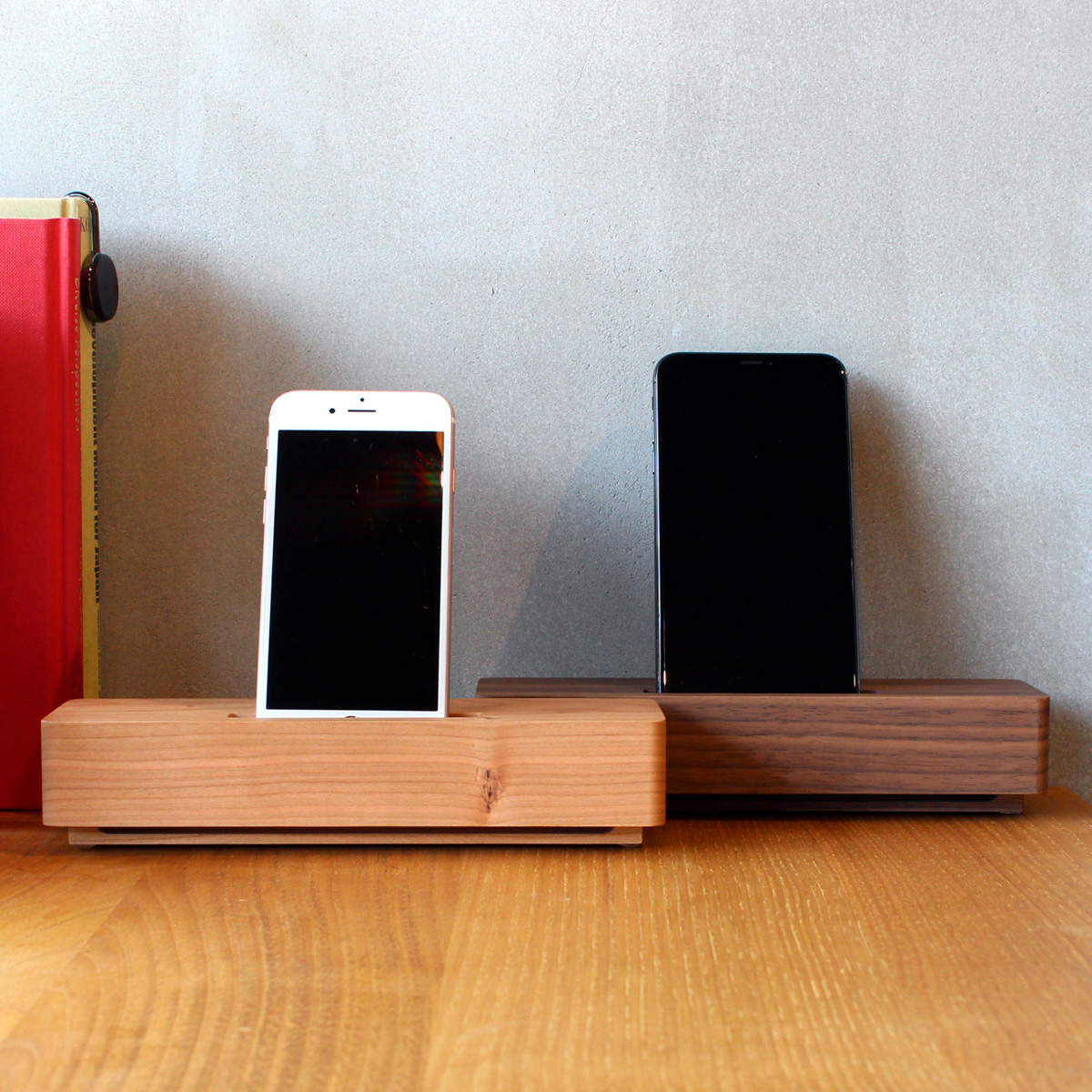 【スマートフォン専用】重厚感あふれるシンプルな木製スピーカースタンド「Wooden Speaker Brick」-チェリー