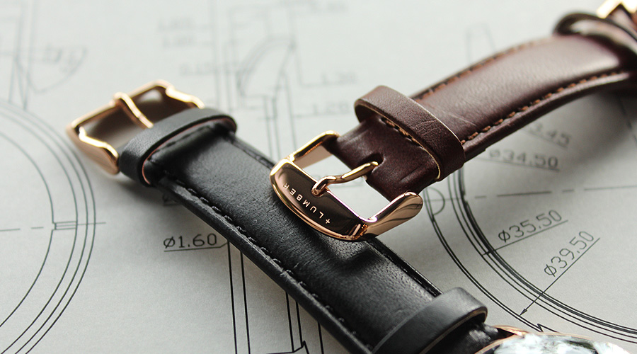 曲面ガラスの風防と、見た目にも上品なピンクゴールドの腕時計、尾錠にはブランドロゴが刻まれています。