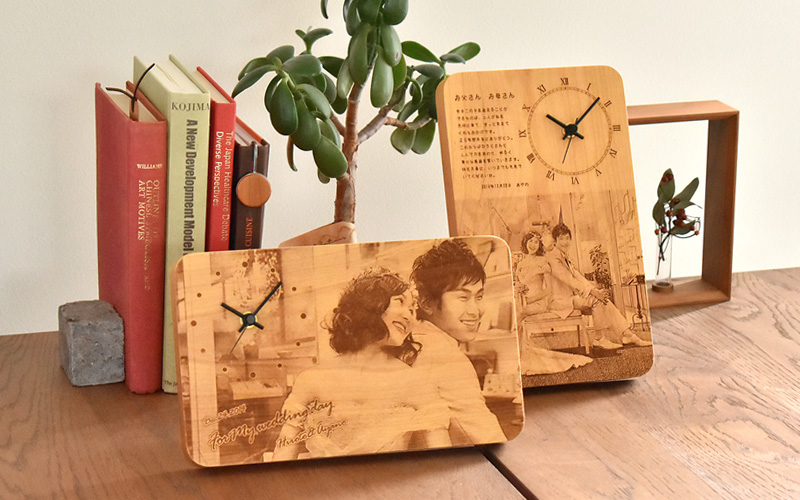 感謝の想いと共に時を刻む木製メッセージ時計