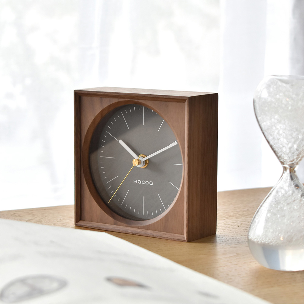 どこか懐かしさを感じるレトロモダンな木製時計 「Frame Clock Mini」