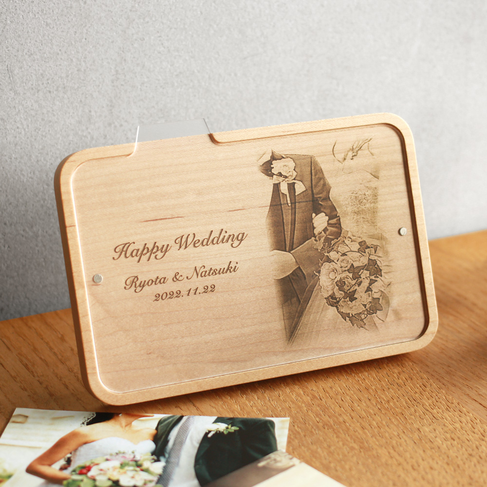 結婚祝いのウェディング写真を木製アイテムに刻印！