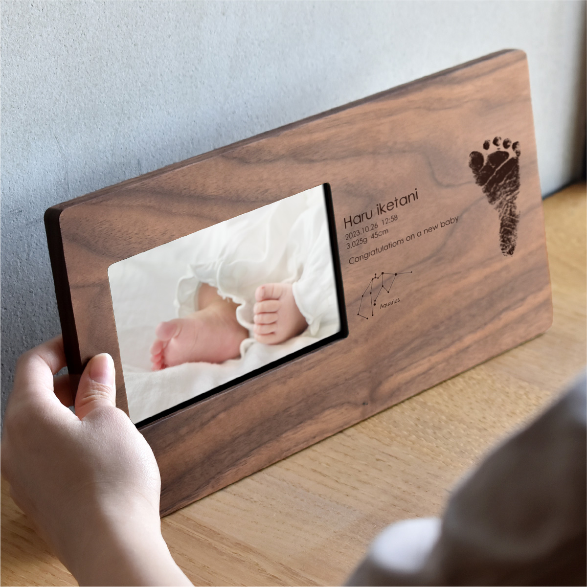 メッセージを刻印して大切な思い出と一緒に過ごす 木製デジタルフォトフレーム