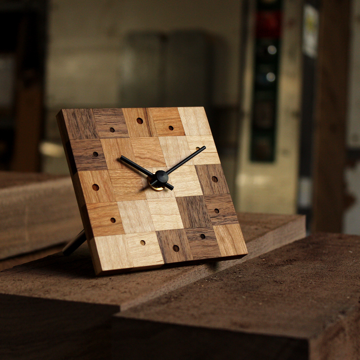 銘木の端材を活用したモザイクタイル風のミニ時計づくりワークショップ