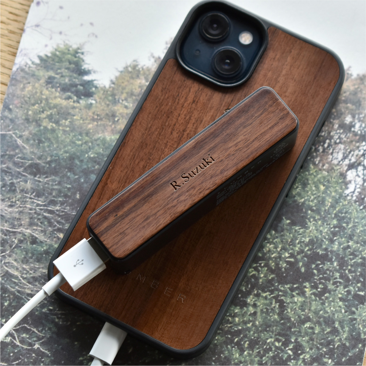 スリムタイプの木製モバイルバッテリー