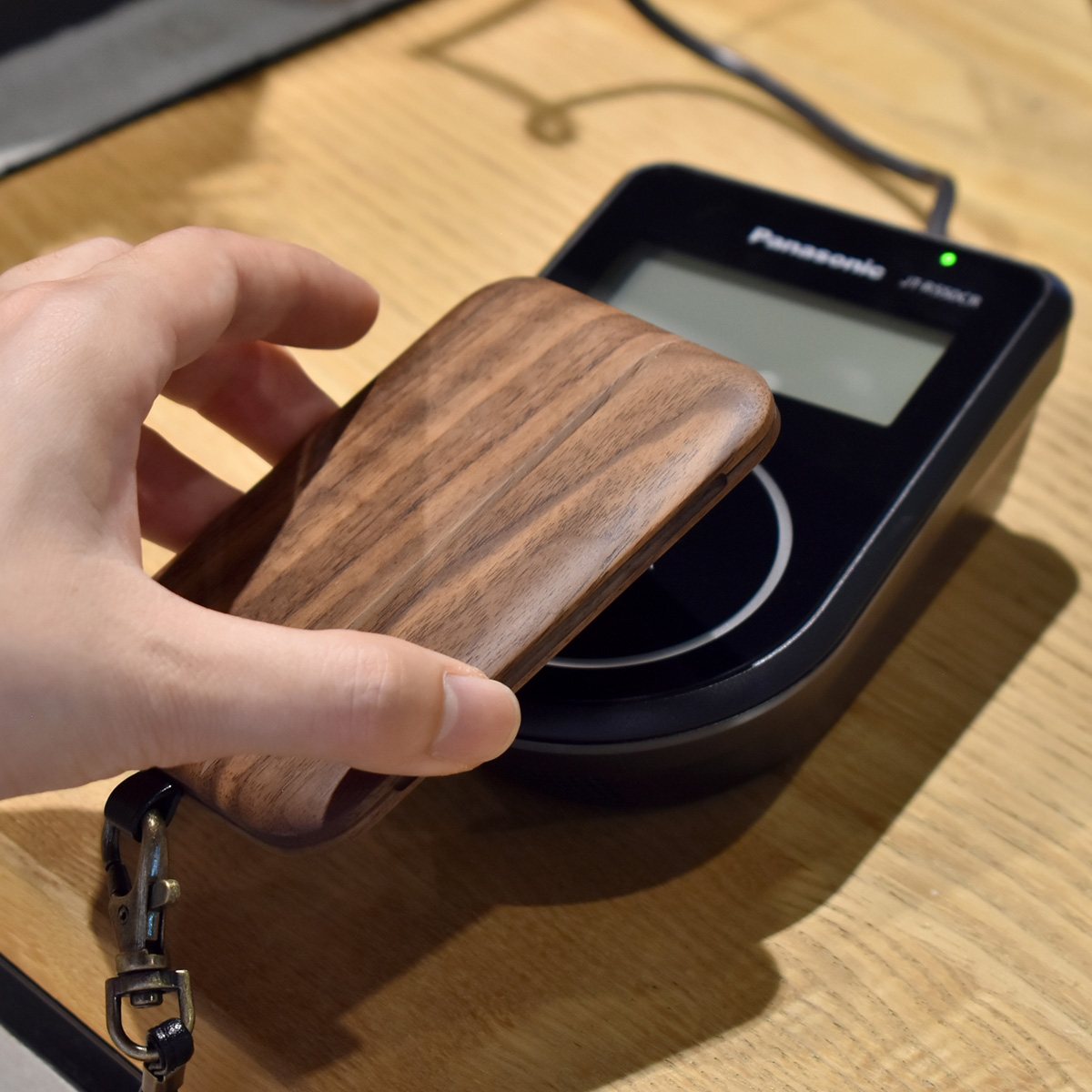 ICカードを収納したままタッチ決済「IC-PassCase Gentle」