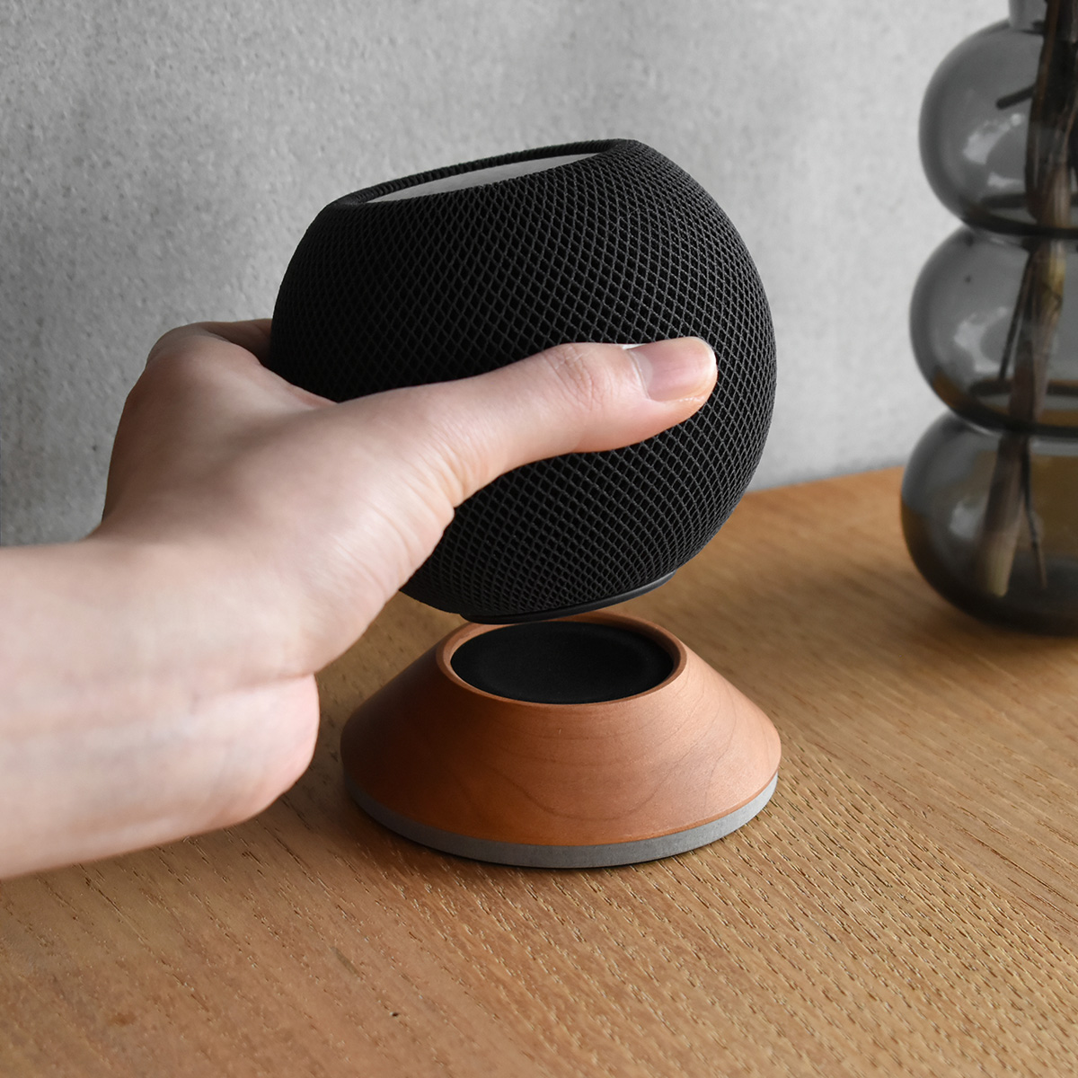 “HomePod mini”専用の木製スタンド「HomePod mini Stand」