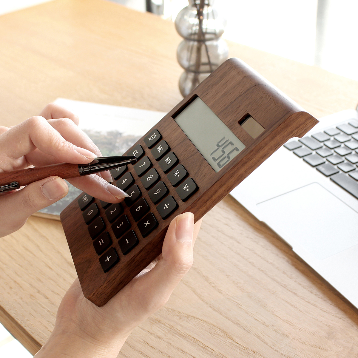 デスクをスタイリッシュに彩る。 木製ソーラー電卓「Solar Battery Calculator Desk Type」