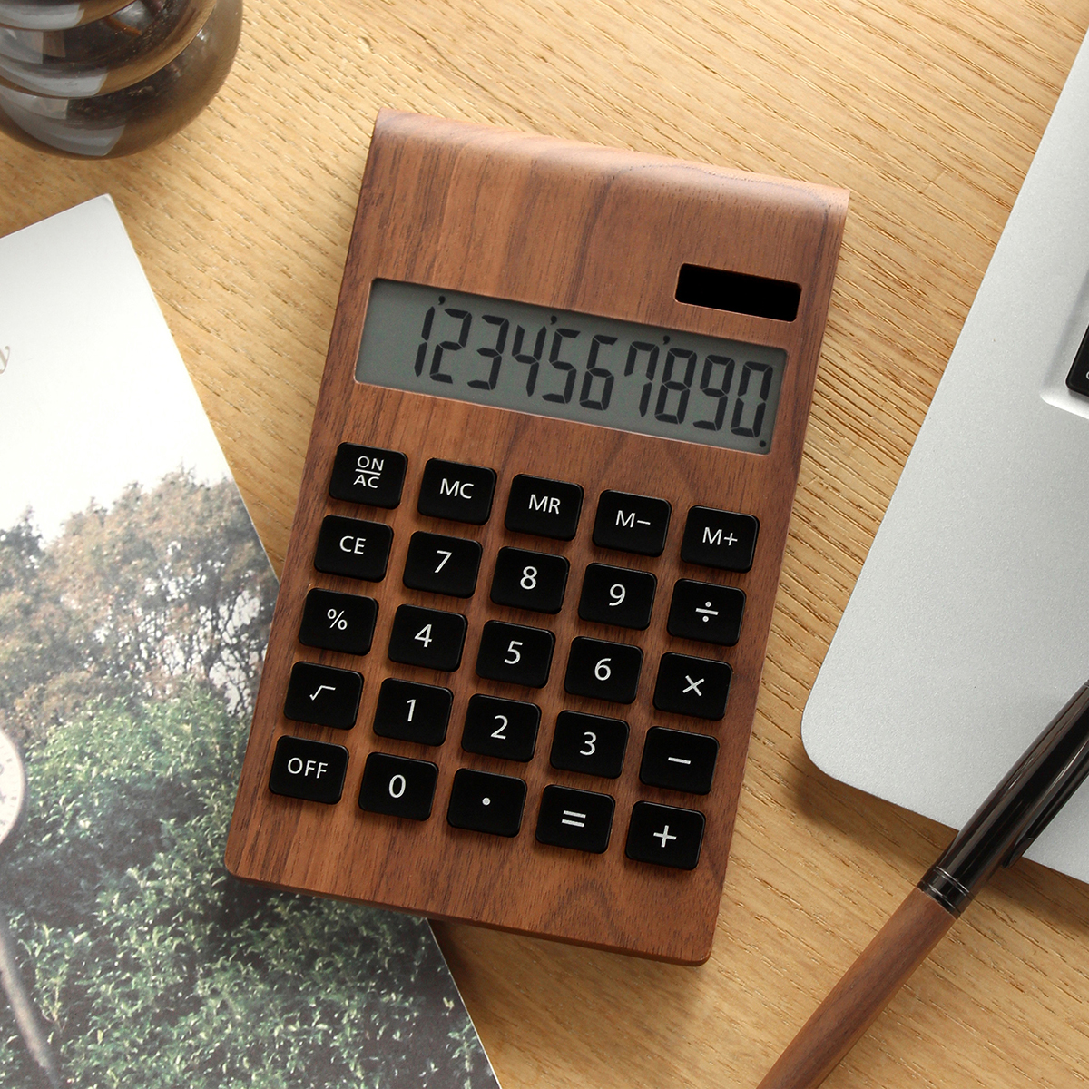 デスクをスタイリッシュに彩る。 木製ソーラー電卓「Solar Battery Calculator Desk Type」