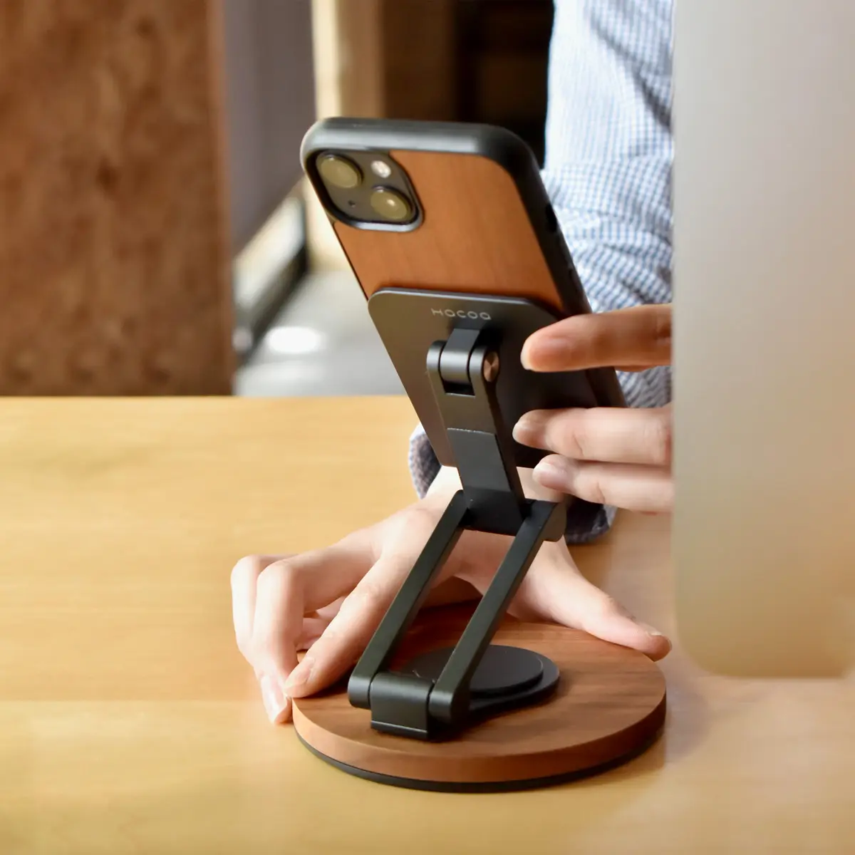 Smartphone Stand Adjustable | 名入れギフト・木製デザイン雑貨の直営