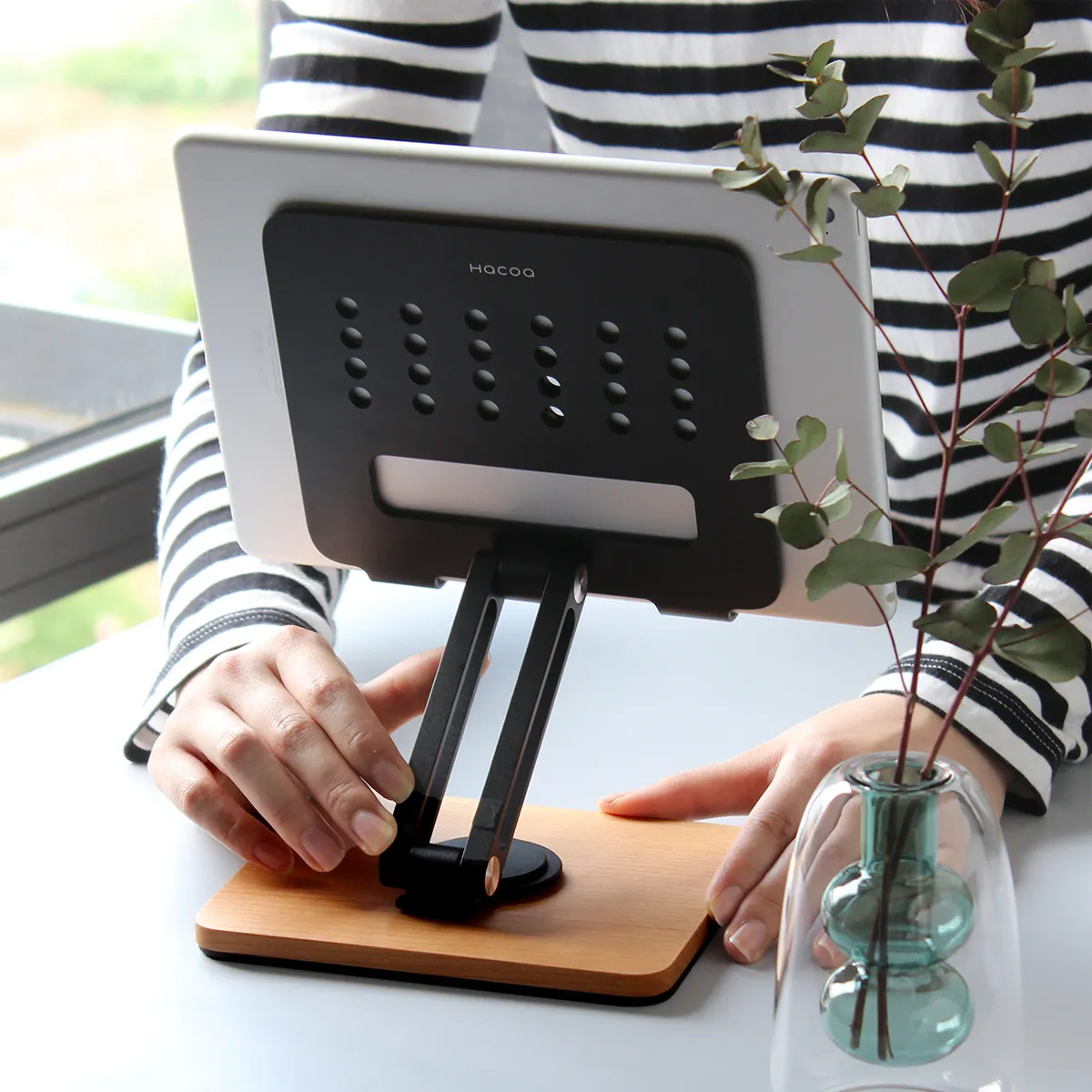 日常をより快適に。 角度調整ができる折り畳み式タブレットスタンド 「Tablet Stand Adjustable」