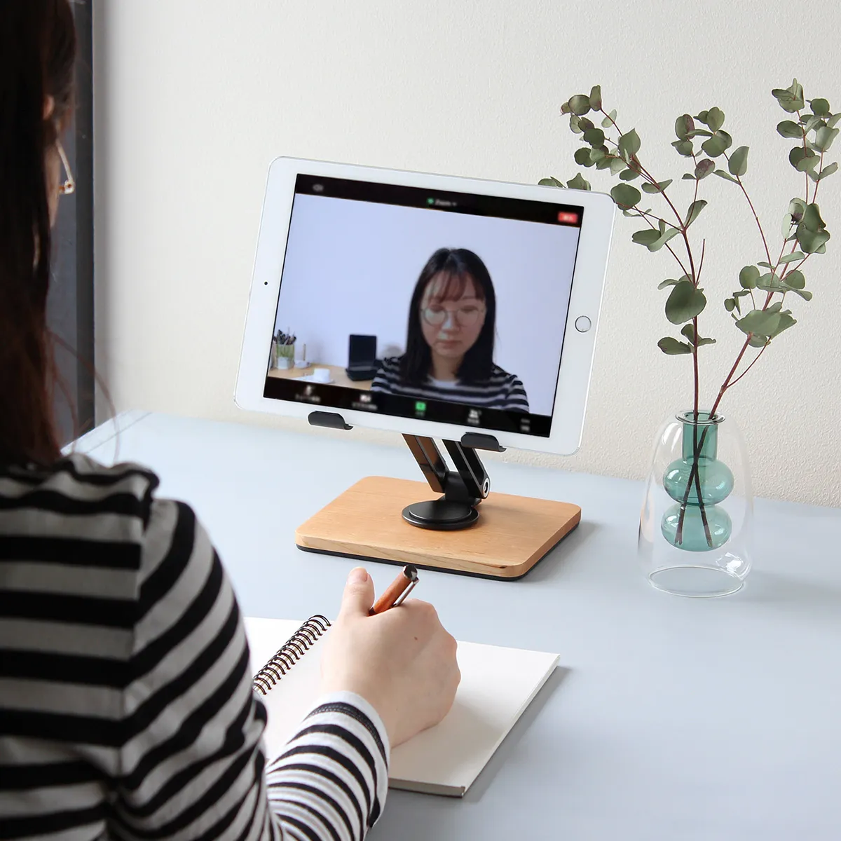 日常をより快適に。 角度調整ができる折り畳み式タブレットスタンド 「Tablet Stand Adjustable」