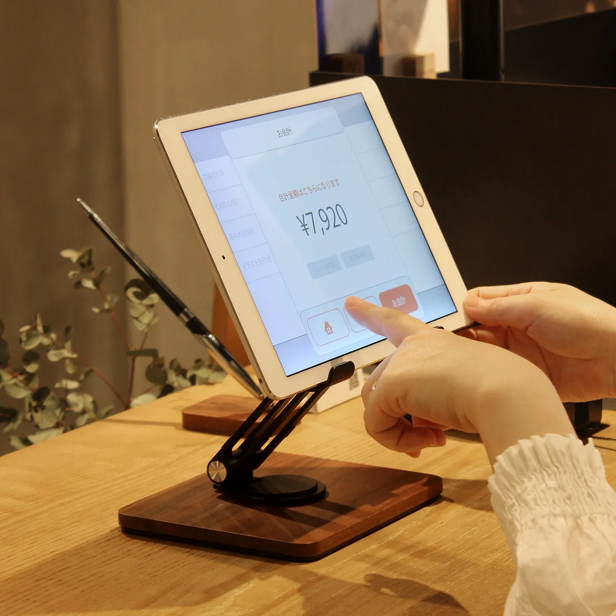日常をより快適に。 角度調整ができる折り畳み式タブレットスタンド 「Tablet Stand Adjustable」