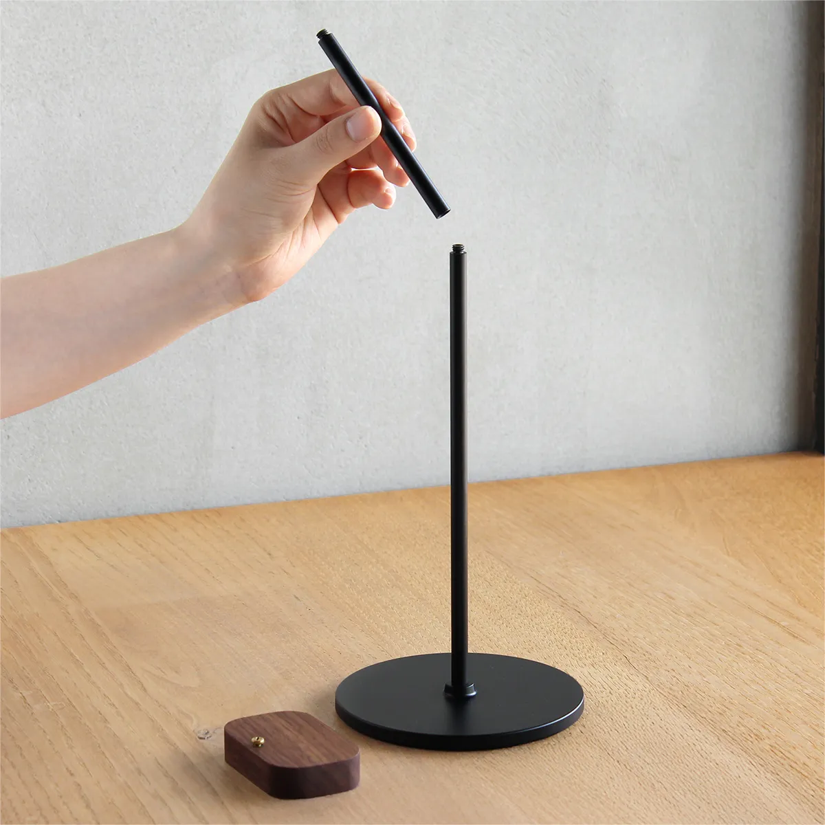 【仕様変更】壁に穴を開けない時計スタンド「Clock Stand」がリニューアル