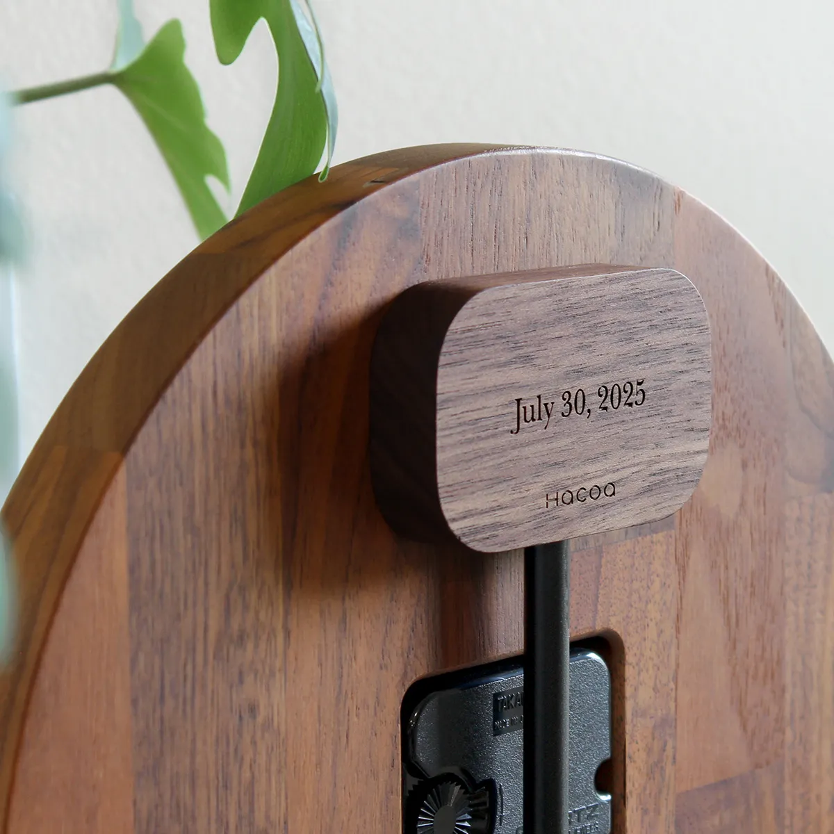 【仕様変更】壁に穴を開けない時計スタンド「Clock Stand」がリニューアル