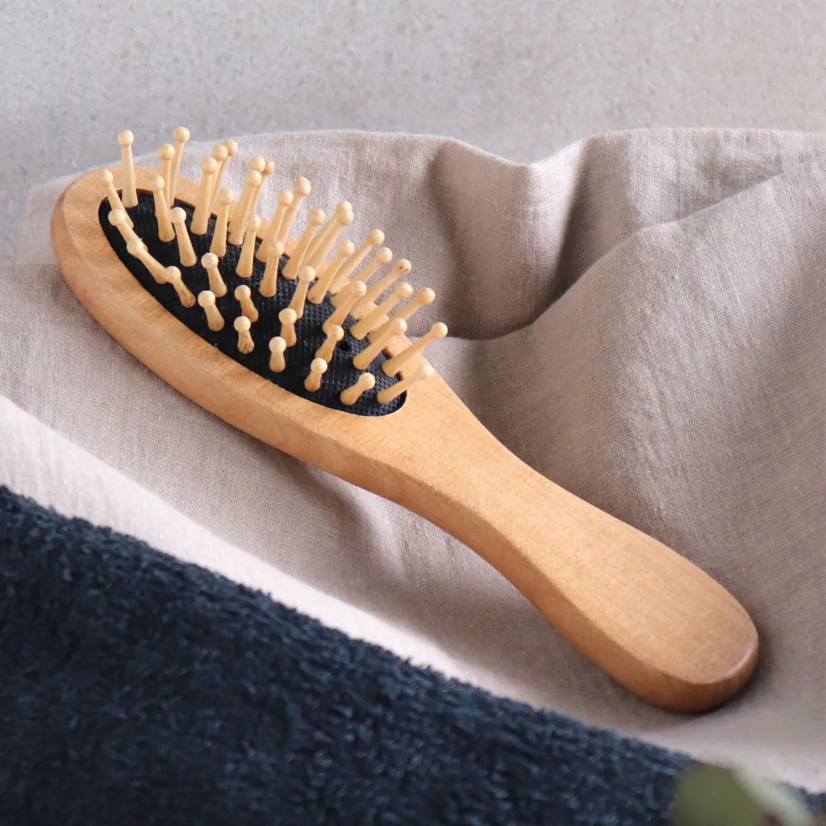 【新商品】頭皮をやさしくほぐす天然木の「スカルプブラシ」が入荷
