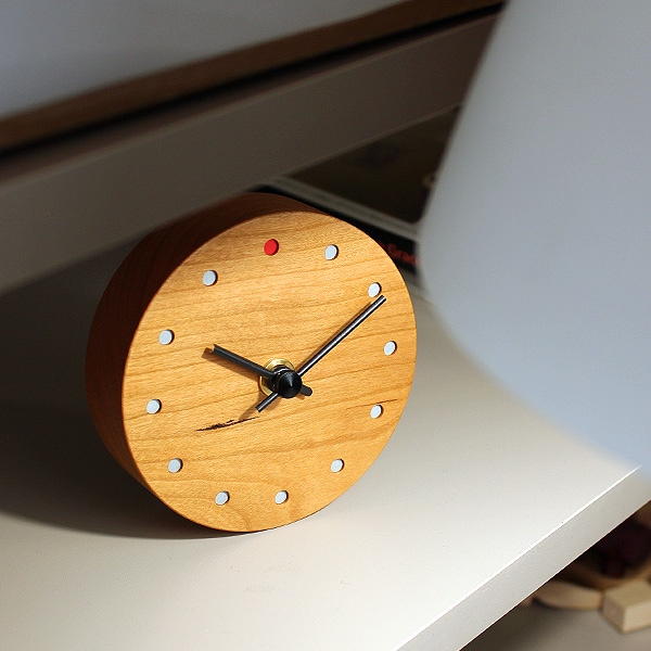 時とともに風合い増す木の置時計「Wall Clock Mini」