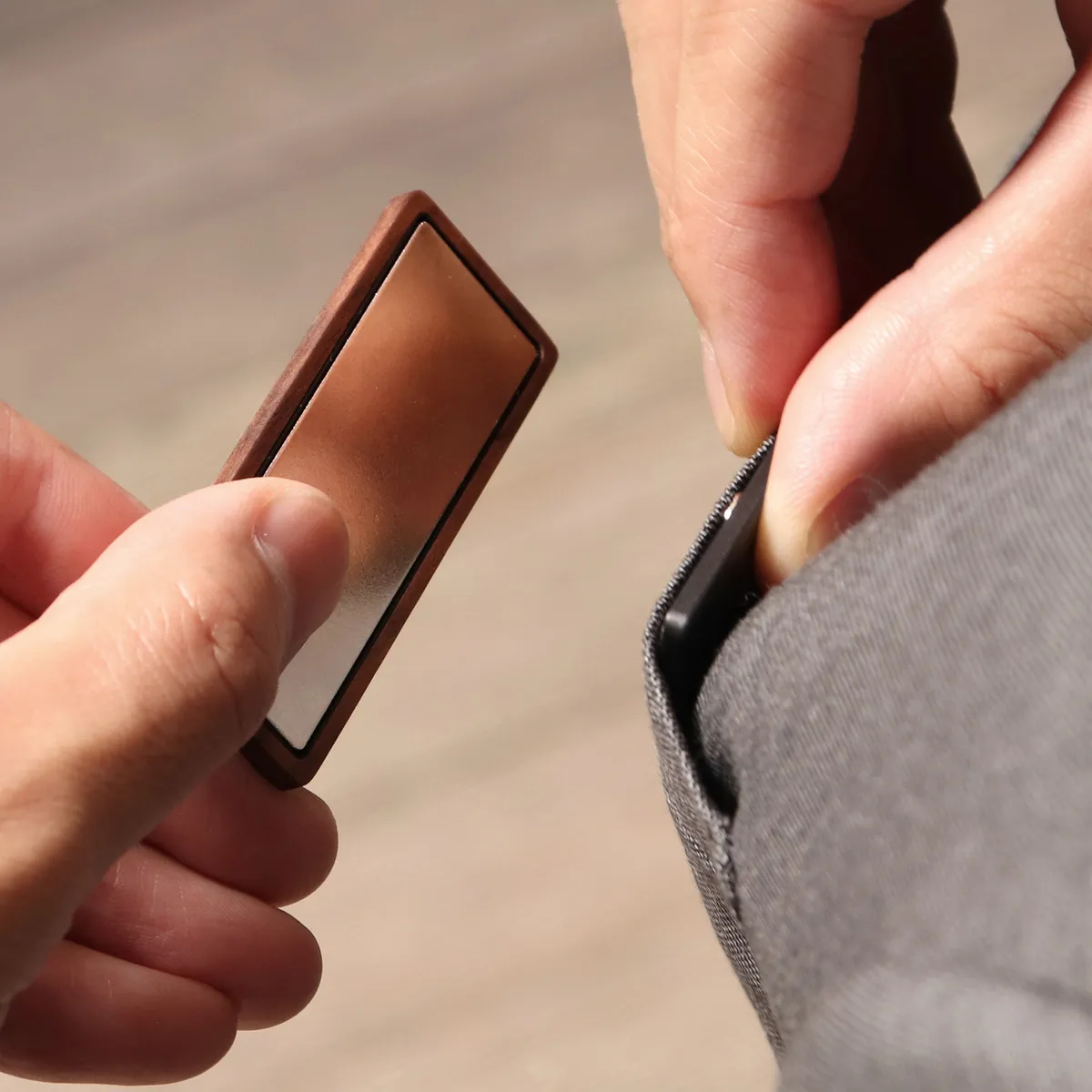 【刻印代込】衣服を傷つけない、マグネット式の木製ネームタグ「Magnetic Name Tag」