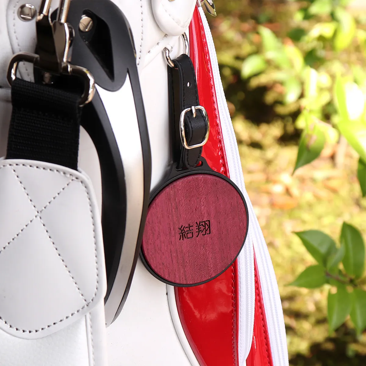 銘木の存在感。自分だけの特別な目印をプラスする木製バックタグ「BAG TAG」