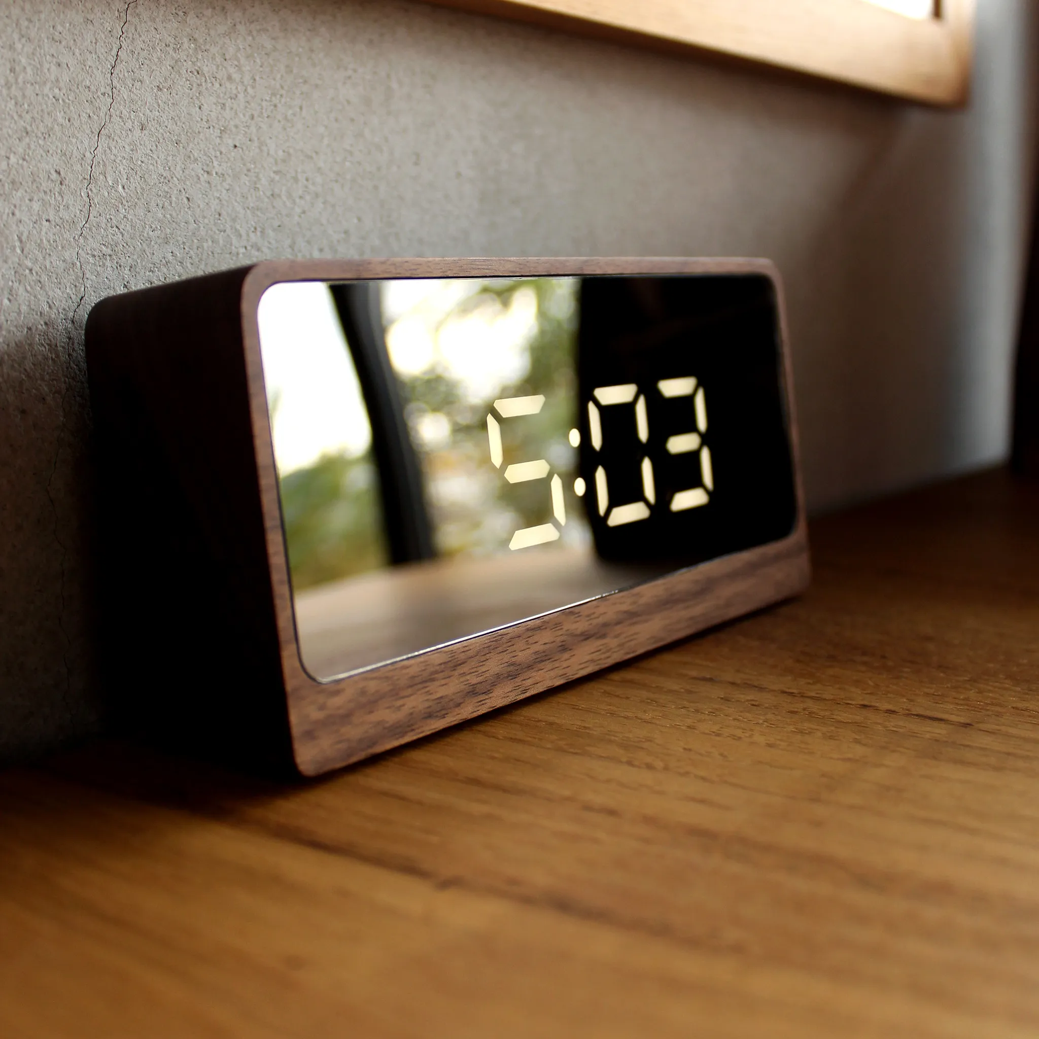 鏡にデジタル時計が浮かび上がる幻想的な木製時計「Mirror Clock」