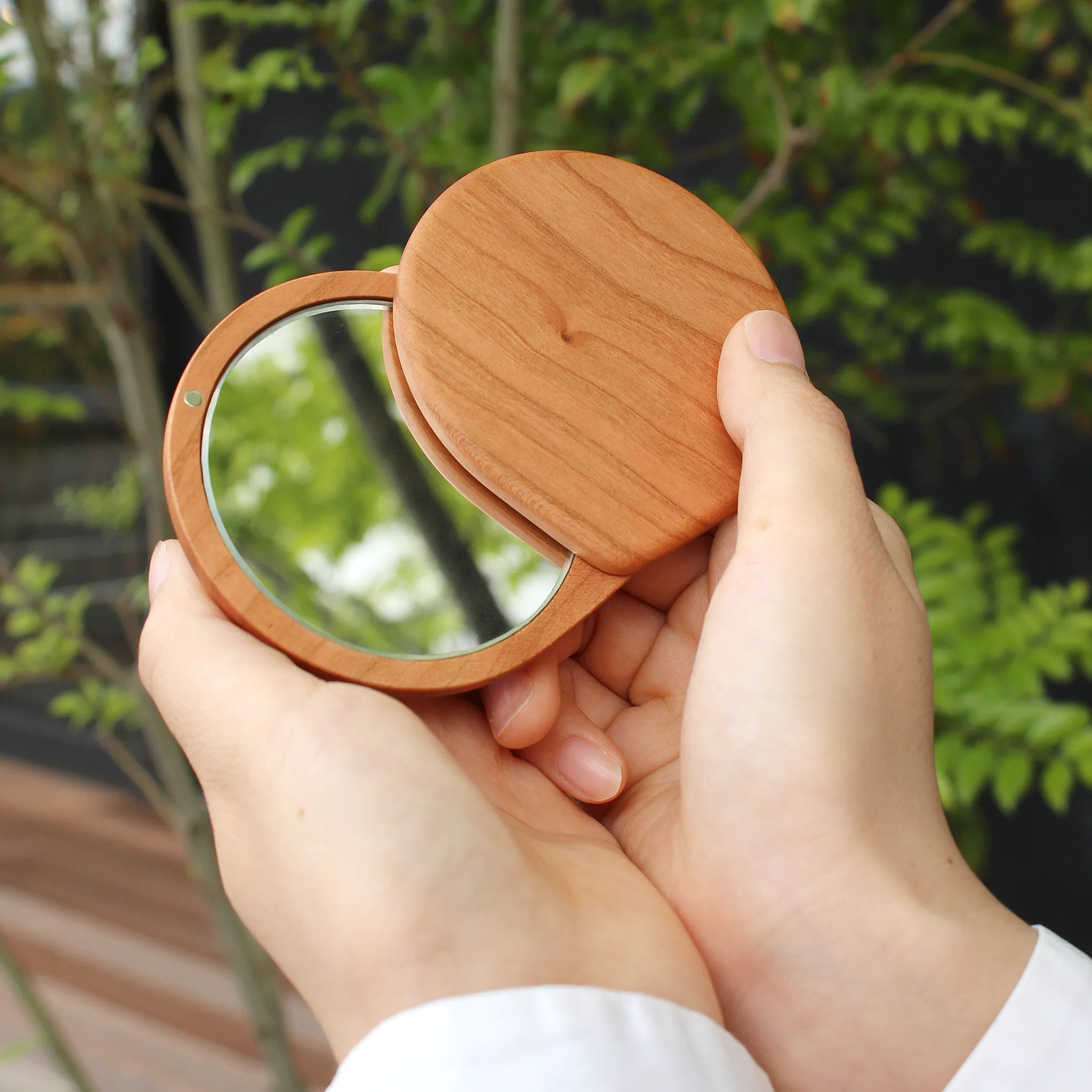 誕生日に選んだ、木の温もりをそっと映すコンパクトミラー