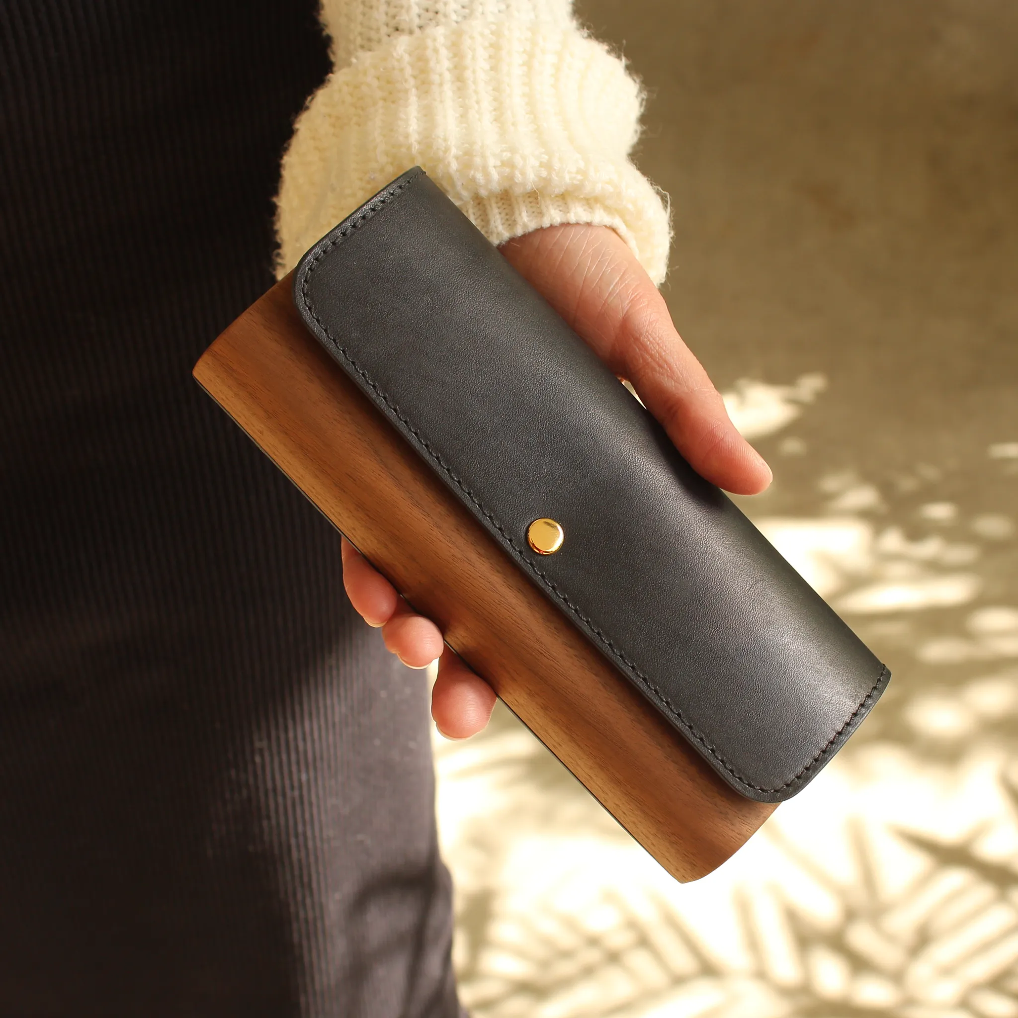 大切な人のために選んだ、革と木の美しいペンケース