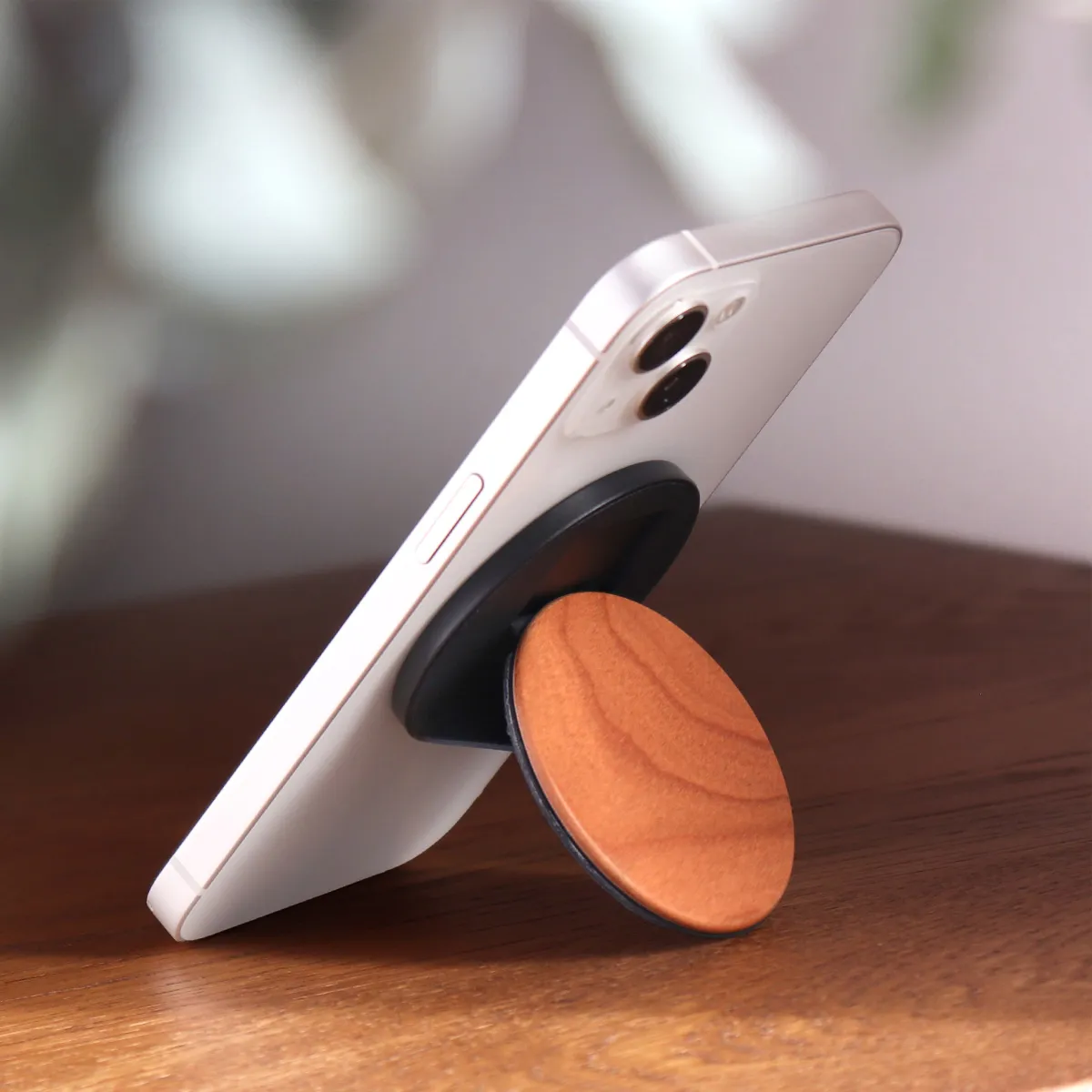 操作もスタンドも、これひとつでスマートに。 MagSafe対応のスマホスタンド「MAG FOLD STAND」