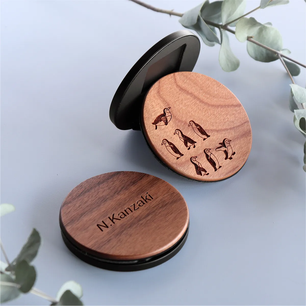 操作もスタンドも、これひとつでスマートに。 MagSafe対応のスマホスタンド「MAG FOLD STAND」