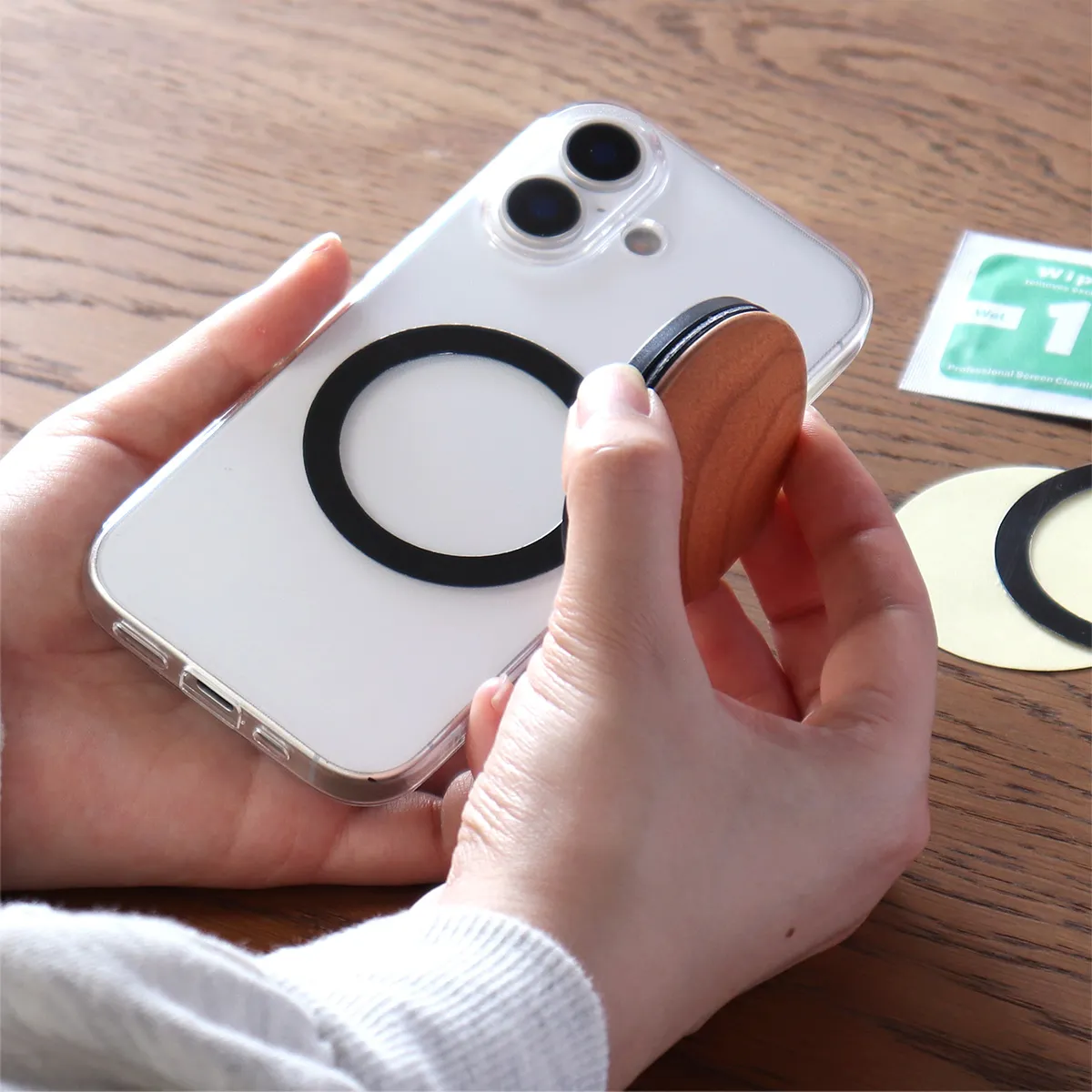 操作もスタンドも、これひとつでスマートに。 MagSafe対応のスマホスタンド「MAG FOLD STAND」