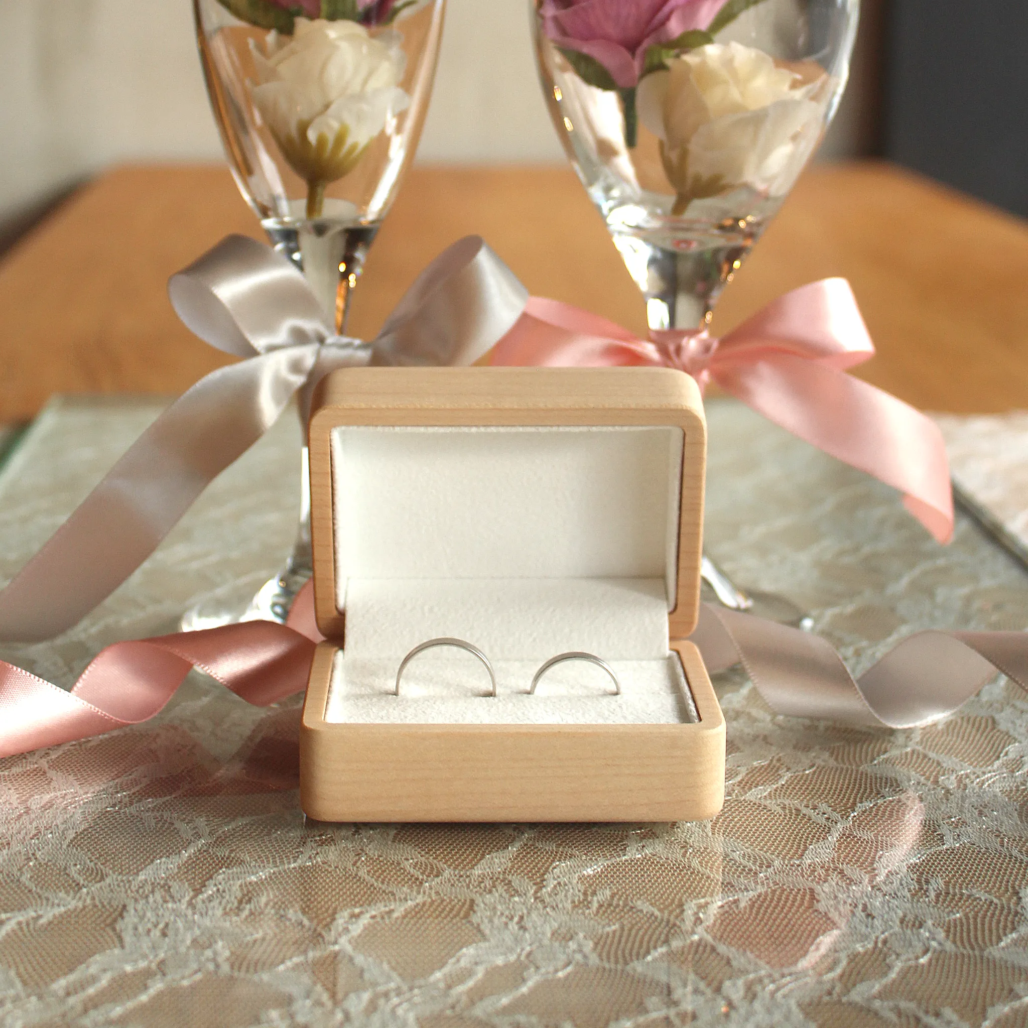 ふたりの歩みをメープルの木に刻む、結婚記念のリングケース