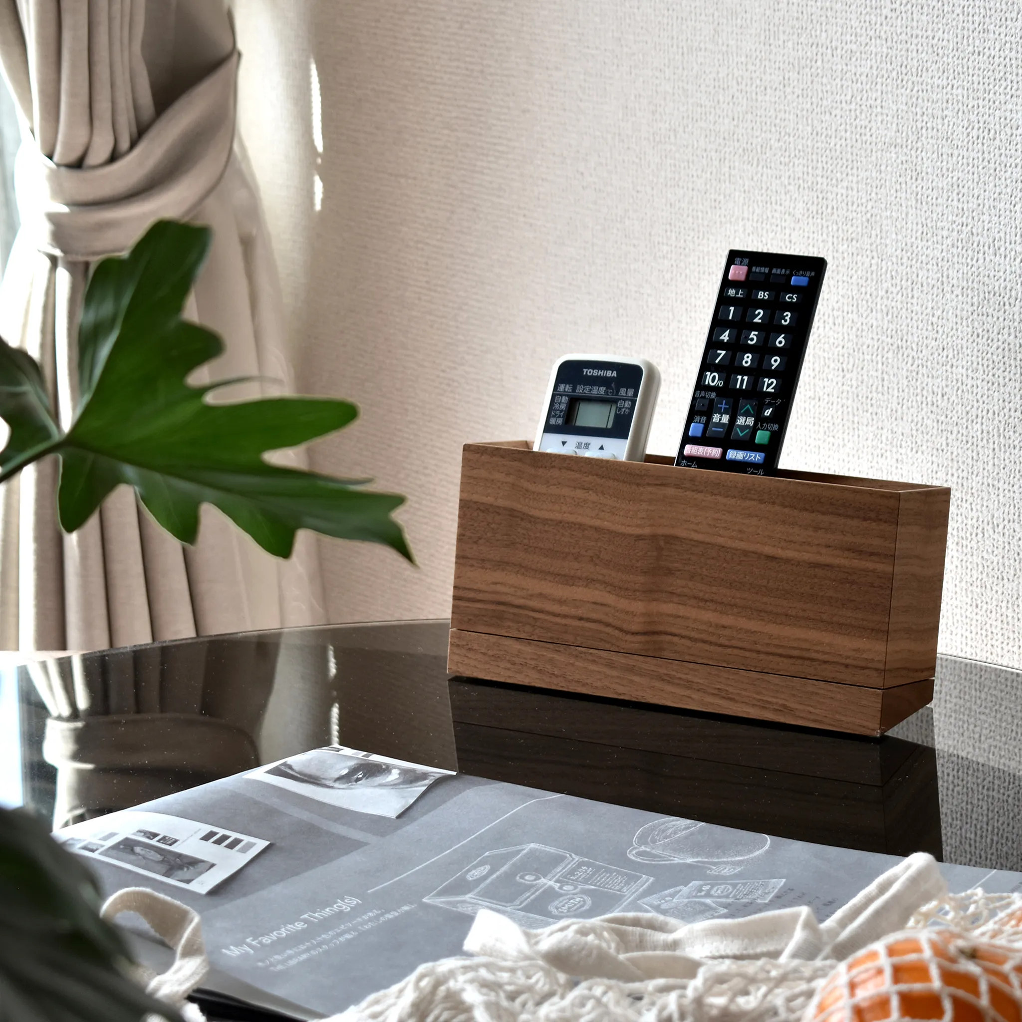 木目が美しく重厚感あふれる木製リモコンスタンド