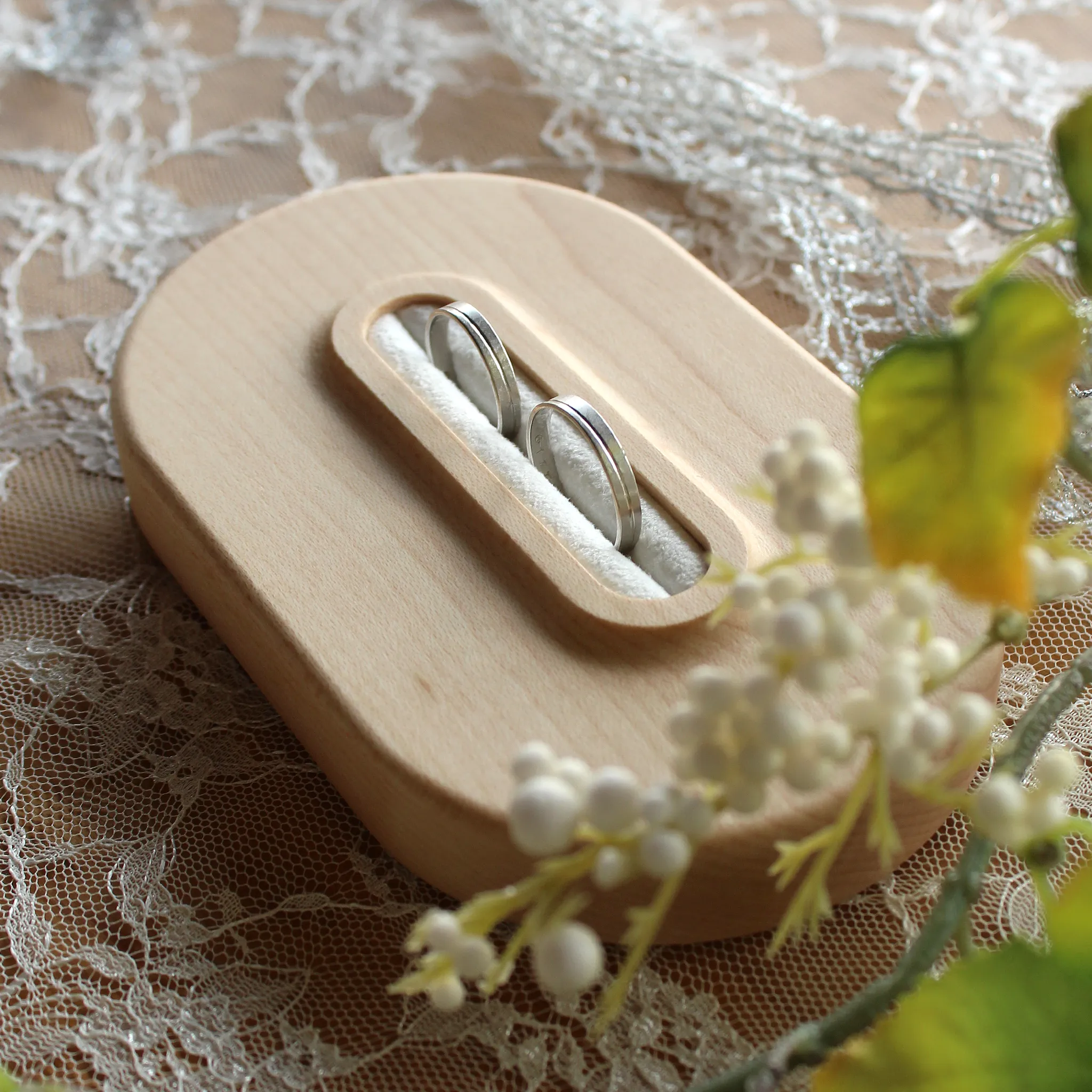 息子夫婦の幸せを願って贈る、木のリングピロー